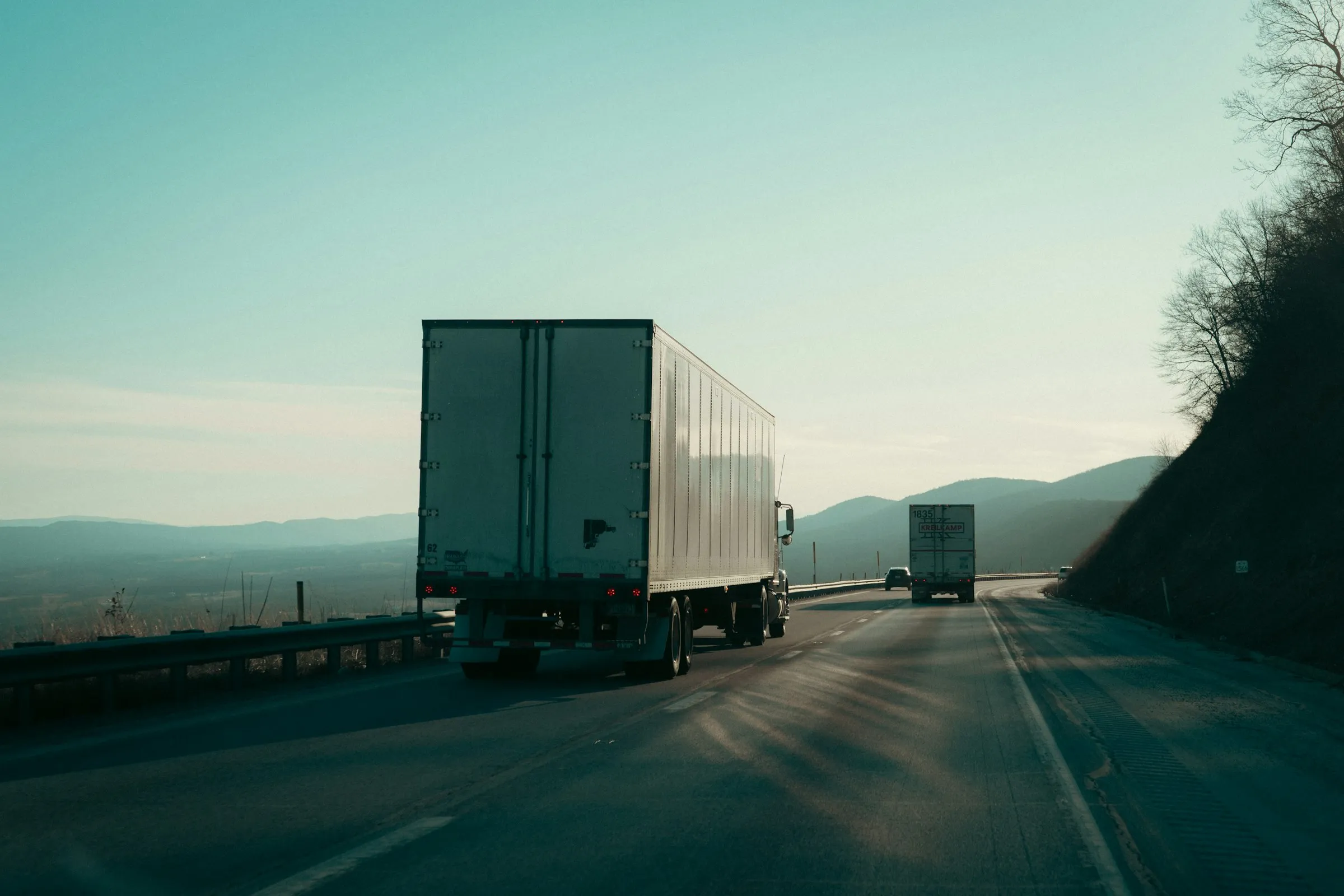 Camion cu semiremorcă pe autostradă